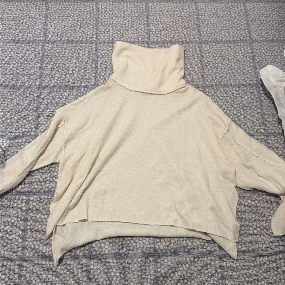 Dress Forum Soft Cream Sweater